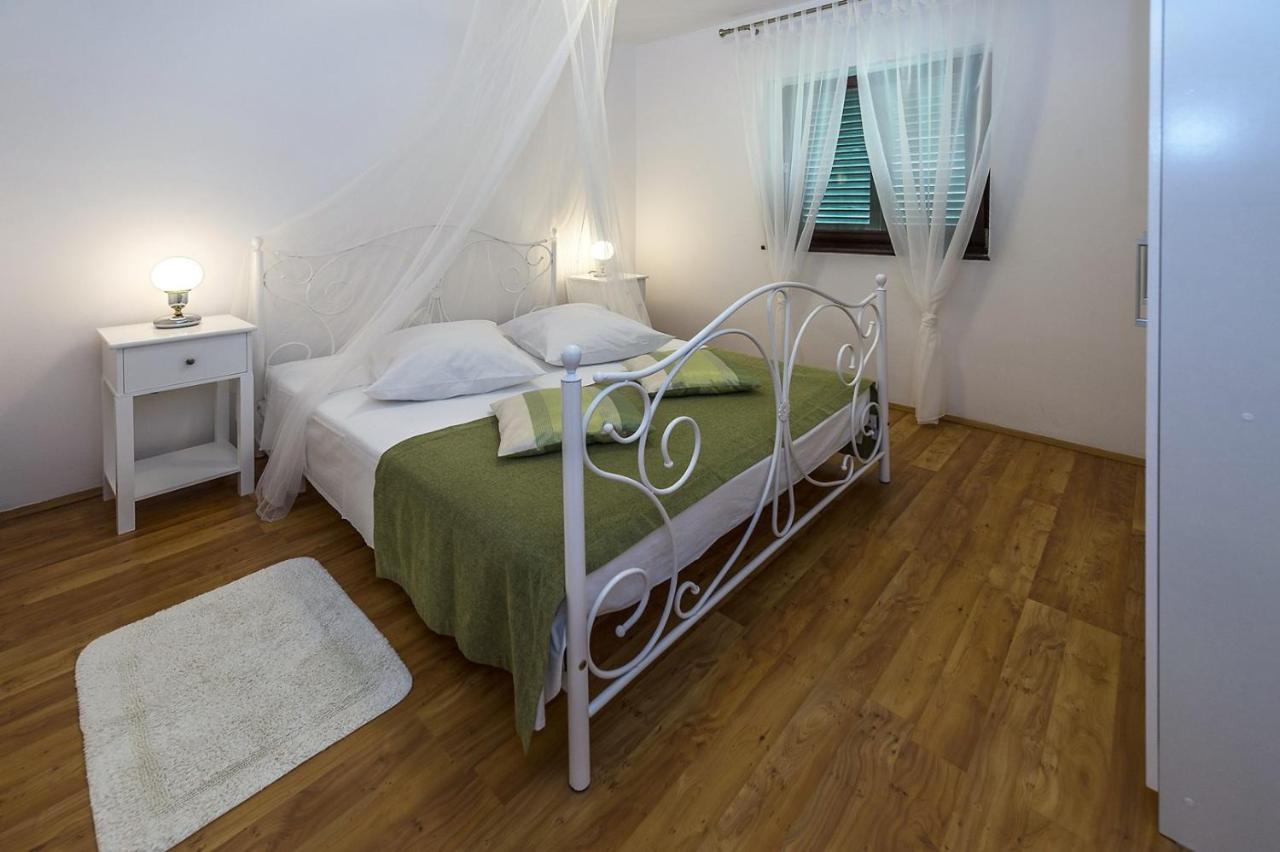 Spacious Three-Bedroom Villa Balun With Pool 포레치 외부 사진