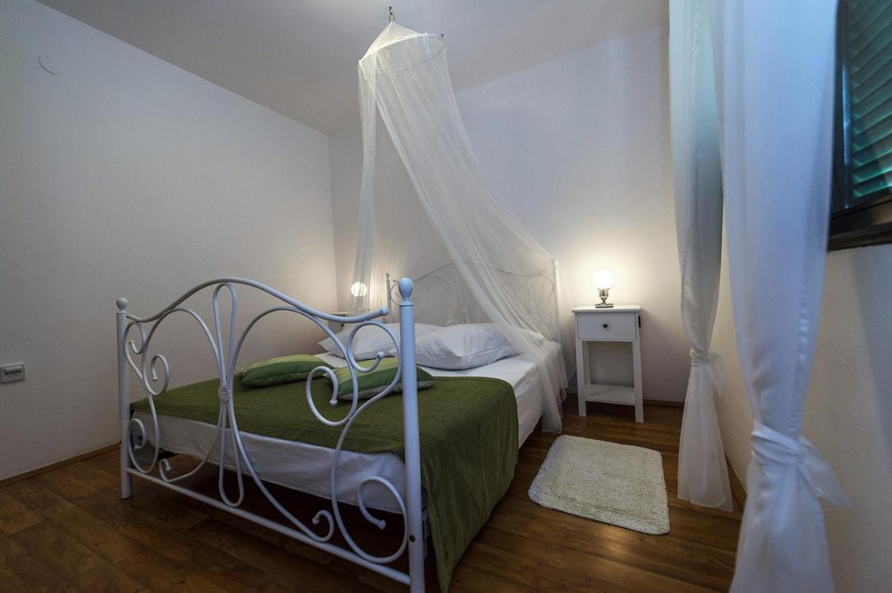 Spacious Three-Bedroom Villa Balun With Pool 포레치 외부 사진