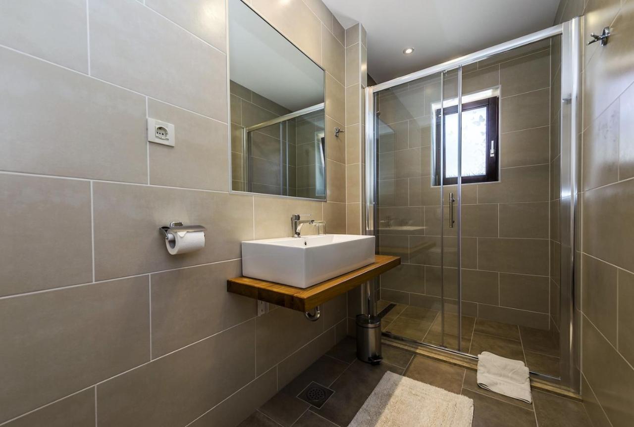 Spacious Three-Bedroom Villa Balun With Pool 포레치 외부 사진