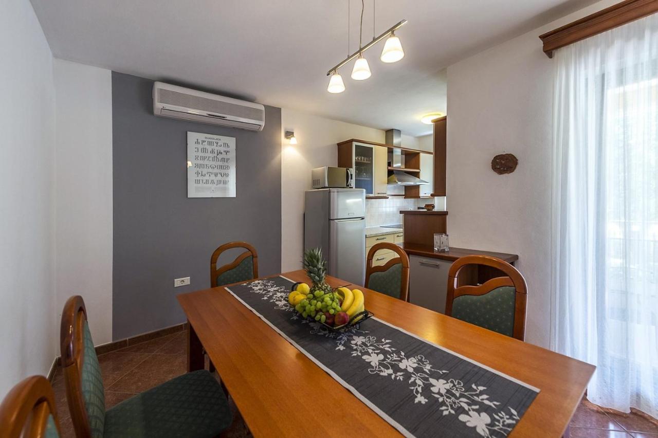 Spacious Three-Bedroom Villa Balun With Pool 포레치 외부 사진