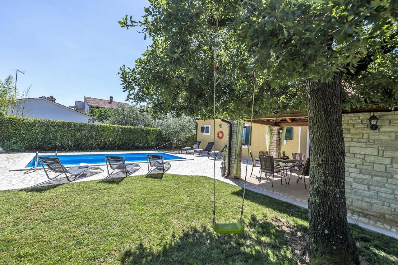 Spacious Three-Bedroom Villa Balun With Pool 포레치 외부 사진